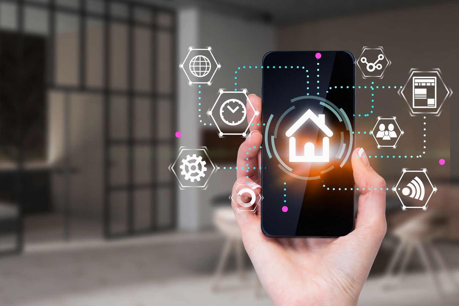 Persona controla su casa mediante un smartphone